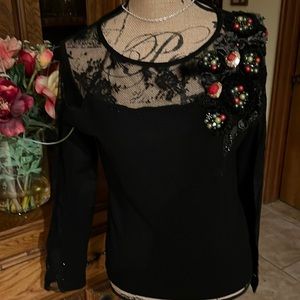 Motive beautifully decorated top size M